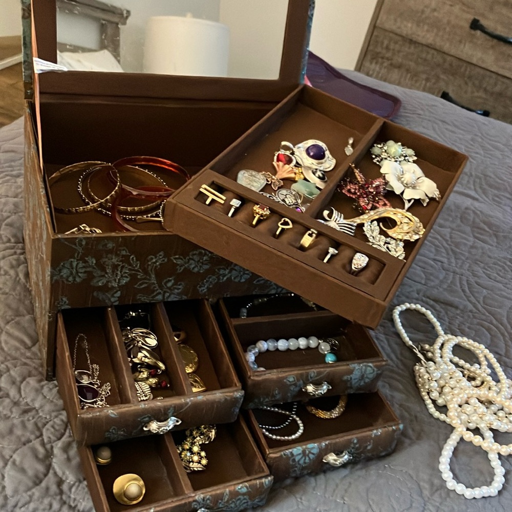 VINTAGE JEWELRY TREASURE CHEST (Full of treasure)